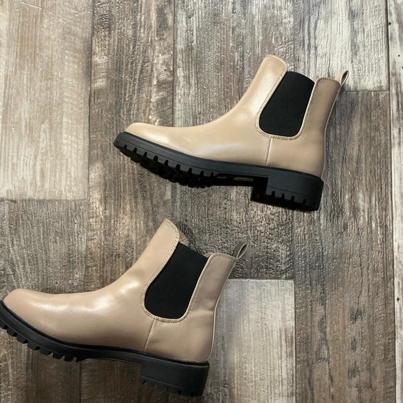 Women’s Tan Chelsea Boots Size 8 - Picture 5 of 12